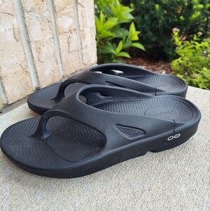 OOFOS Black Recovery Sandals Women's Size 8. EU 39